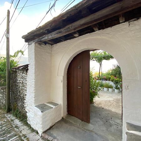 Stonetale Garden Guesthouse Gjirokaster Bagian luar foto