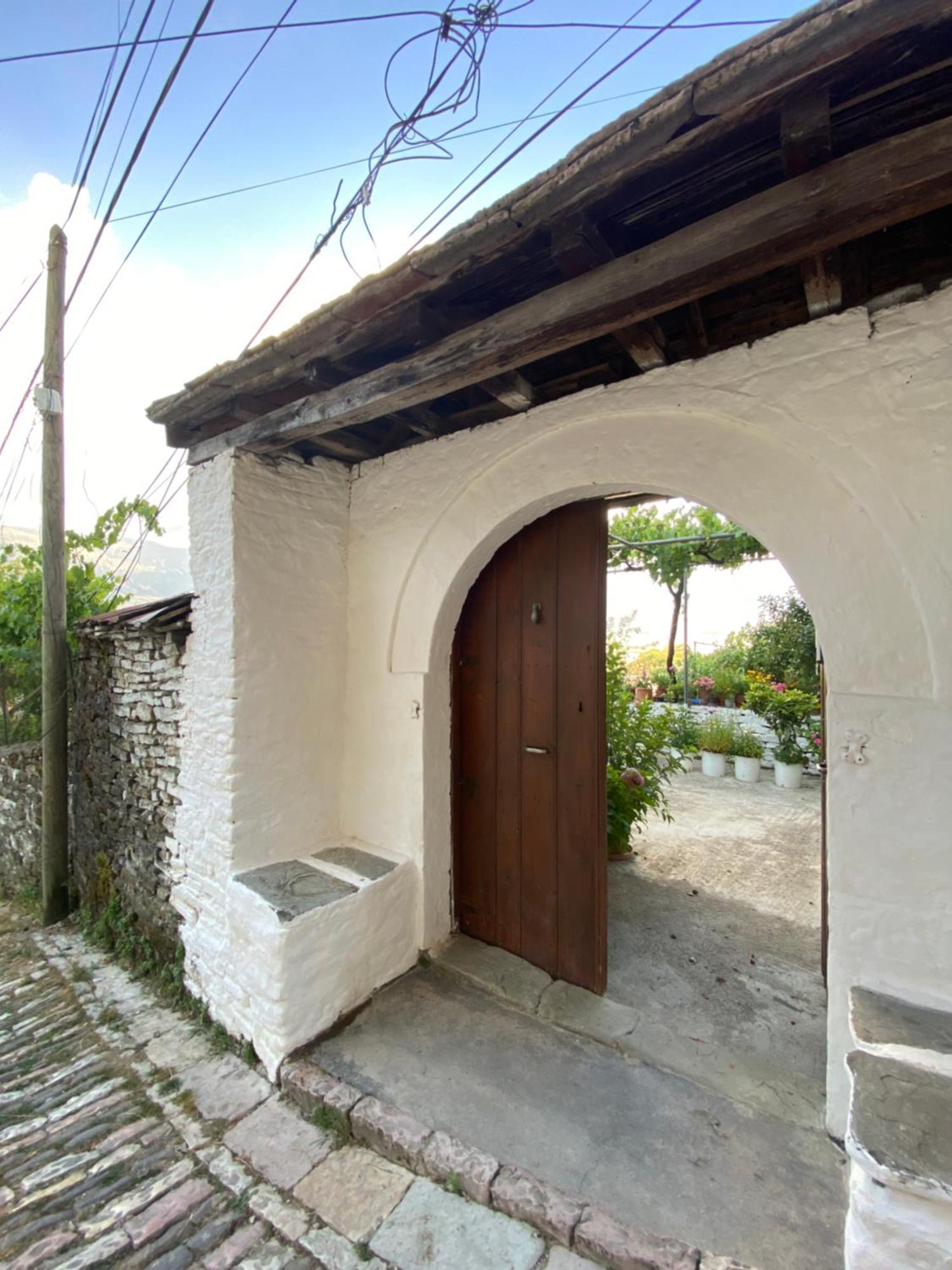 Stonetale Garden Guesthouse Gjirokaster Bagian luar foto