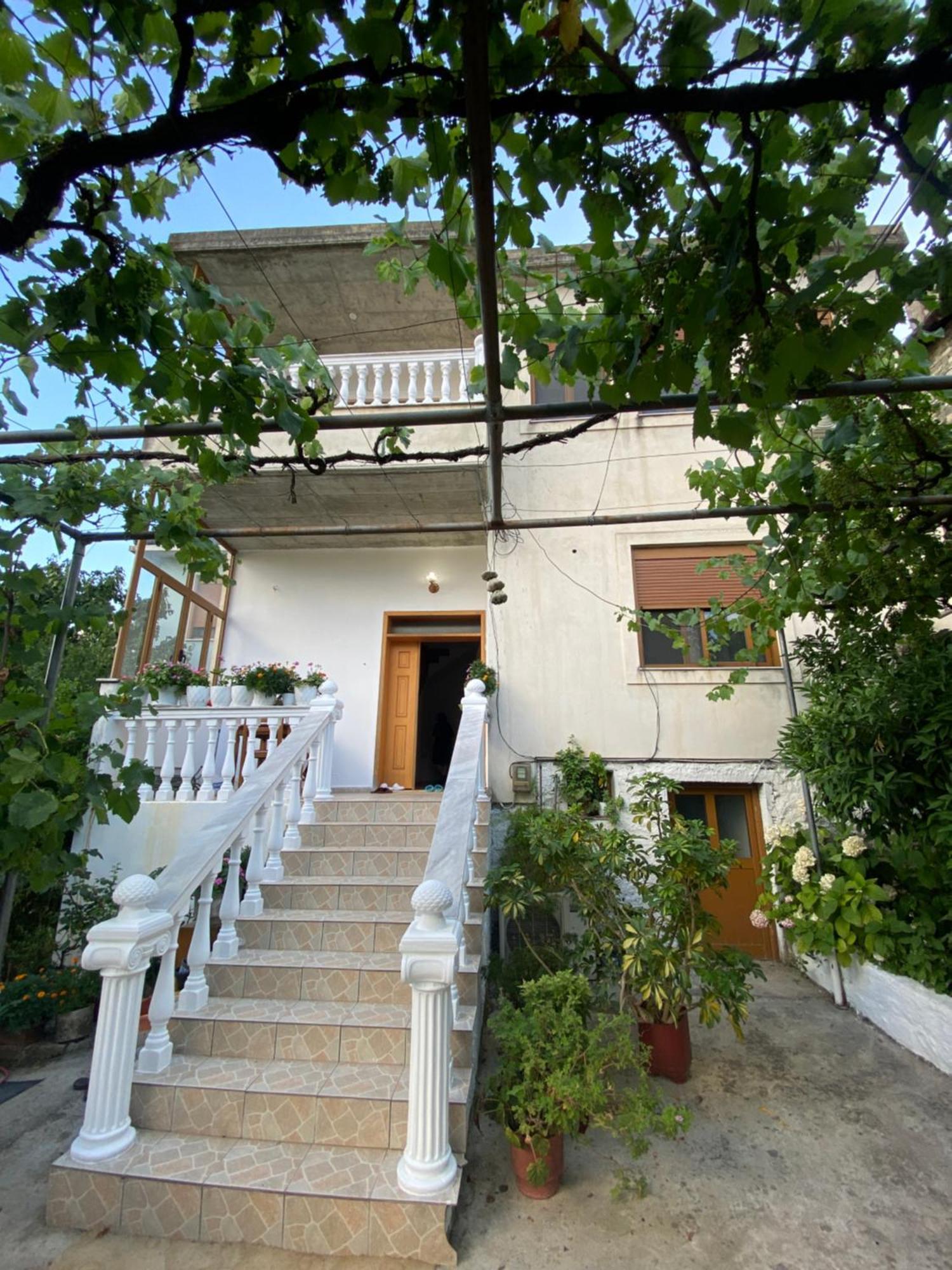 Stonetale Garden Guesthouse Gjirokaster Bagian luar foto